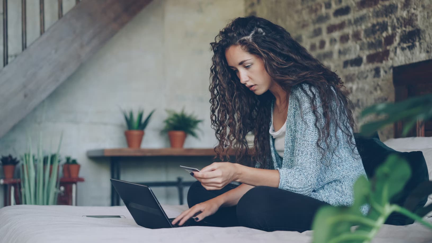 Mulher fazendo compra online com cartão de crédito e laptop